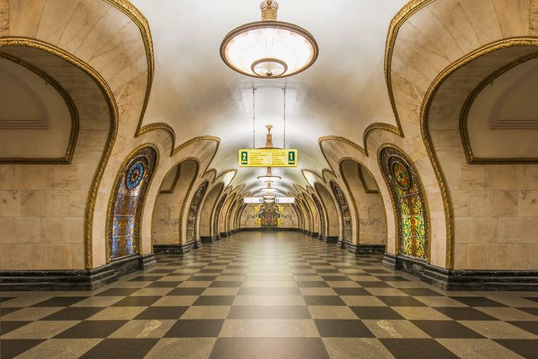 Novoslobodskaya Metro Stationเปิดใช้เมื่อ&nbsp;30-01-1952&nbsp;มีความลึก&nbsp;40&nbsp;เมตร โดดเด่นด้วยงานสเตนกราส&nbsp;(กระจกสี)&nbsp;ที่สวยงามของศิลปินชาวลัตเวีย จำนวน&nbsp;32&nbsp;บาน แต่ละบานจะล้อมกรอบด้วยทองเหลือง ที่สุดชานชาลามีหินอ่อนอูรัลสีชมพูและขลิบปั้นทองเหลือง โมเสกเหล่านี้ทำโดย&nbsp;Pavel Korin&nbsp;ในชื่อว่า&nbsp;“Peace Throughout the World”&nbsp;ได้มีการทำความสะอาดและบูรณะแผงกระจกสี โมเสก โคมระย้า ครั้งใหญ่ในปี&nbsp;2003