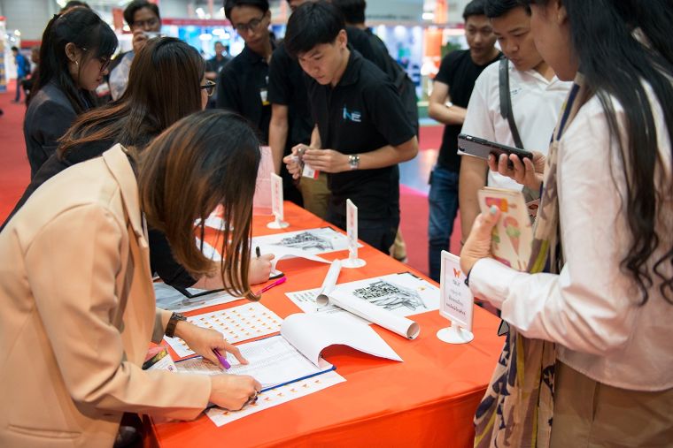 ผ่านจุดทางเข้าก็เดินตรงมาเพื่อลงทะเบียนรับสติ๊กเกอร์สำหรับเข้างาน&nbsp;