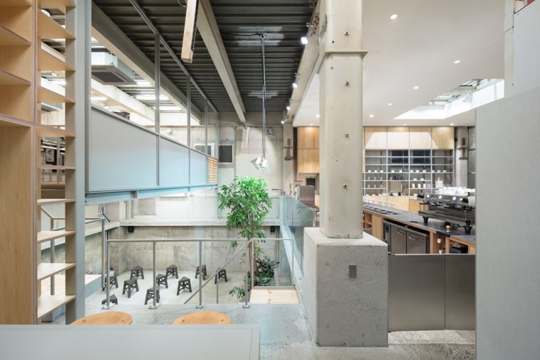 Blue Bottle Coffee Nakameguro Cafe นั่งจิบกาแฟ ในบรรยากาศที่กลมกล่อม สวยเด่นด้วยวัสดุ "ไม้" และ "ปูน"  ภาพประกอบ