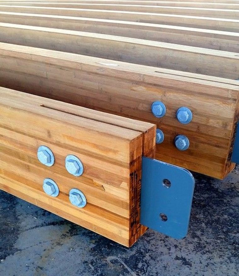 วัสดุทดแทนไม้หรือไม้ประกอบ (wood - substitute composites)เป็นวัสดุที่ประกอบจากส่วนประกอบ 2 ชนิดขึ้นไป โดยมี วัสดุไม้หรือลิกโนเซลลูโลสอื่น เป็นส่วนประกอบหนึ่งร่วมกับวัสดุอื่น&nbsp; เช่น โพลีเมอร์ หรือ สารอนินทรีย์ ทั้งนี้ส่วนประกอบ แต่ละชนิดจะ ต้องแสดงสมบัติของแต่ละส่วนแยกกันอย่างเด่นชัด แต่เมื่อนำมา ผสมกันจะมีสมบัติที่ส่งเสริมกัน มีคุณสมบัติคล้ายคลึงและนำมาใช้ ในงานทดแทนไม้จริงธรรมชาติวัสดุทดแทนไม้แบ่งตามลักษณะวัตถุดิบที่นำมาประกอบเป็นแผ่น&nbsp; มีประเภทดังนี้1 กลุ่มไม้แปรรูป1.1 ไม้ประกับโครงสร้าง (glued laminated timber, glulam)เป็นการนำแผ่นไม้แปรรูปมา ประกอบติดกันทางความหนาด้วยกาวเรซิน โดยมีแนวเสี้ยนของไม้ทุกแผ่นยาวไปในทาง เดียวกับความยาวของไม้ประกับ มักใช้กับงานโครงสร้างในรูปคานและเสา&nbsp;1.2 แผ่นไม้ประสาน (laminated board)เป็นการนำไม้แปรรูปขนาดเล็กที่คัดเลือกดีแล้วมาติดกันด้วยกาวเรซิน เพื่อให้ได้ แผ่นไม้ประสานที่มีขนาดหน้ากว้าง และยาวขึ้น มักนำไปใช้เป็นไม้ พื้นกระดานผนังในอาคารและ ชิ้นส่วนเฟอร์นิเจอร์ เช่น ตู้ โต๊ะ