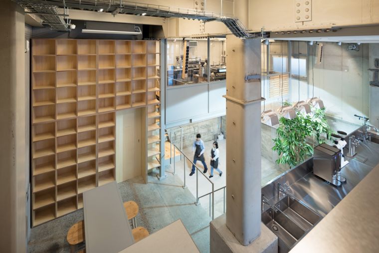 Blue Bottle Coffee Nakameguro Cafe นั่งจิบกาแฟ ในบรรยากาศที่กลมกล่อม สวยเด่นด้วยวัสดุ "ไม้" และ "ปูน"  ภาพประกอบ