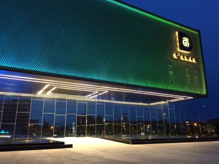 Project : Singha D’Luck Cinematic Theatreด้วยเฉดสีของ lighting ที่กลมกลืนและเงาสะท้อนของกระจกทำให้โรงละครดูลอยขึ้นมาจากพื้น&nbsp;