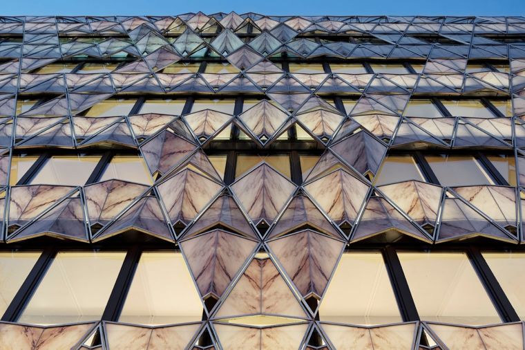 สร้างเสน่ห์ให้งานสถาปัตยกรรม ด้วยการ Design Pattern Facade กระจกแผ่นพับแบบ Origami ภาพประกอบ