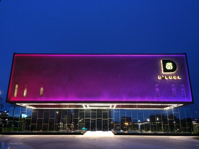 Project : Singha D’Luck Cinematic Theatreอีกหนึ่งจุดเด่นของโรงละครนี้ก็คือ facade ที่มีสีสันของ lighting ที่หลากหลาย&nbsp;