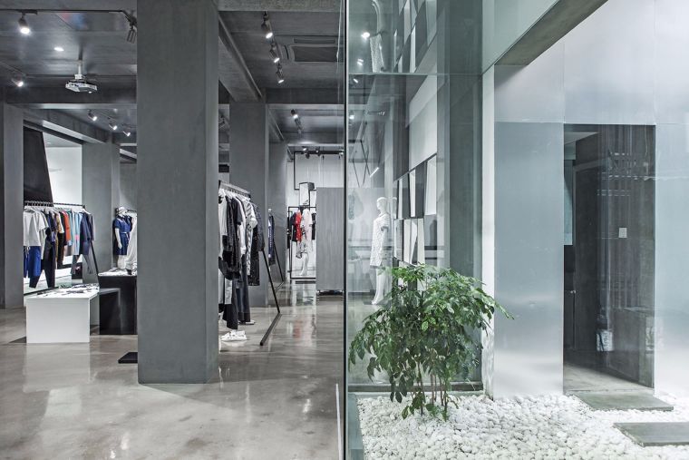 การรีโนเวทอาคารเก่าให้กลายเป็นร้าน Shopping ในสไตล์ " Modern Tropical "  ภาพประกอบ
