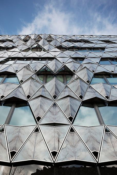 สร้างเสน่ห์ให้งานสถาปัตยกรรม ด้วยการ Design Pattern Facade กระจกแผ่นพับแบบ Origami ภาพประกอบ