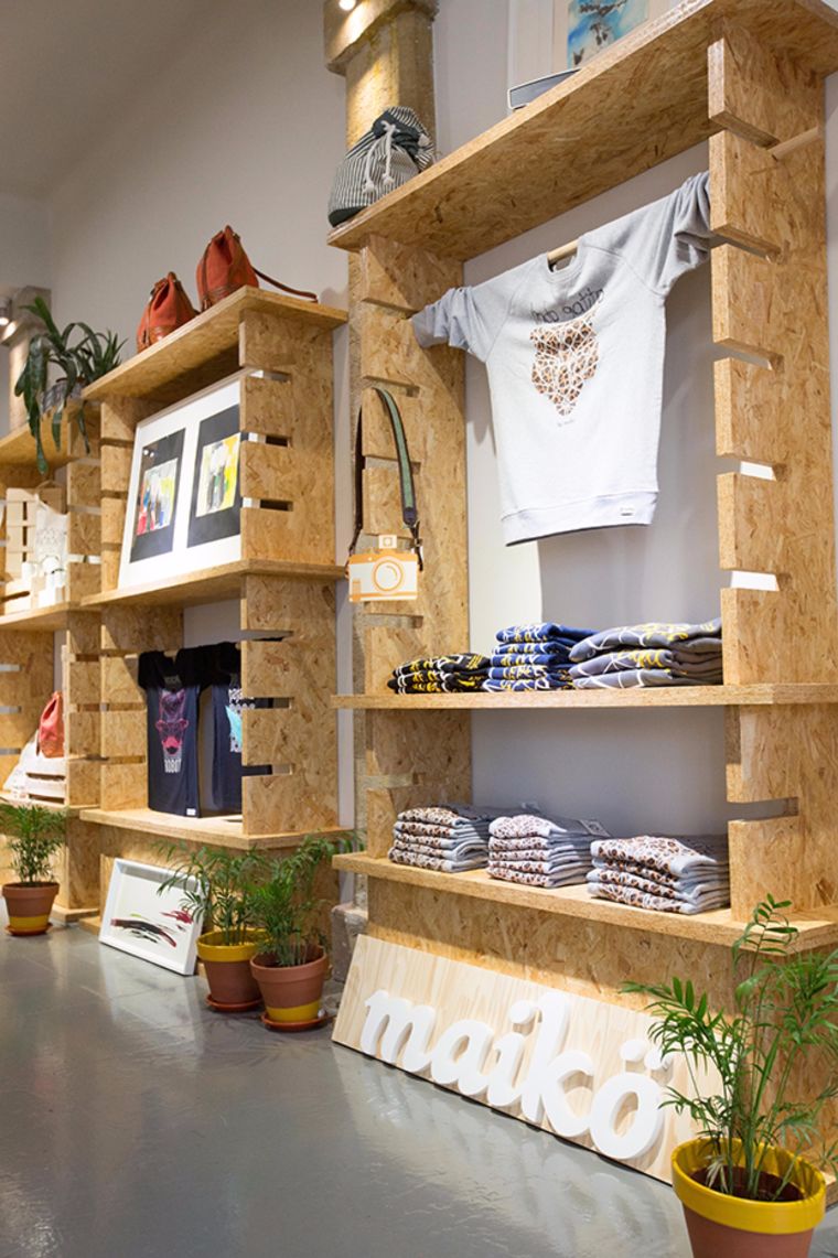 เอามาทำเป็นชั้นแขวนเสื้อ โชว์ใน display ตามห้างร้านก็สวยสะดุดตา&nbsp;