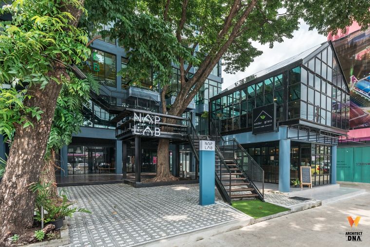 จากภาพนอกจากพื้นที่ courtyard บริเวณทางเข้าด้านหน้า มีความโปร่งโล่งและดูกว้างขวาง มีจุดเด่นจากต้นประตู่ที่เป็นต้นเก่าแก่ในย่านนี้ทำให้สามารถเก็บความรู้สึกอันเป็นความทรงจำในอดีตไว้ได้เสมอและยังให้ความร่มรื่นกับผู้ใช้งานอีกด้วย