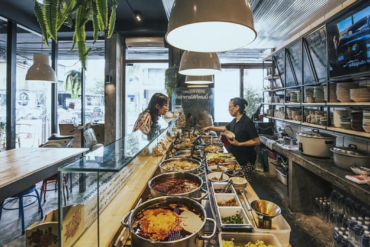 ห อ ม ด่ ว น  ร้านอาหารเหนือ ที่รีโนเวทตึกเก่ามาทำใหม่ในบรรยากาศแบบ ชิค+ชิล  ภาพประกอบ