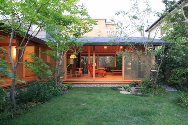 6. บ้านชั้นเดียวล้อมรอบสวนสีเขียว