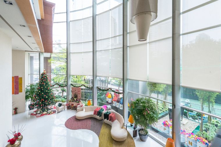 โซน Lobby กับมุมมองแบบ Panorama Viewแม้ไม่มีผนังกั้นเพื่อบังแดด แต่มีม่านม้วนที่ปกป้องแสงแดดจากภายนอก&nbsp;