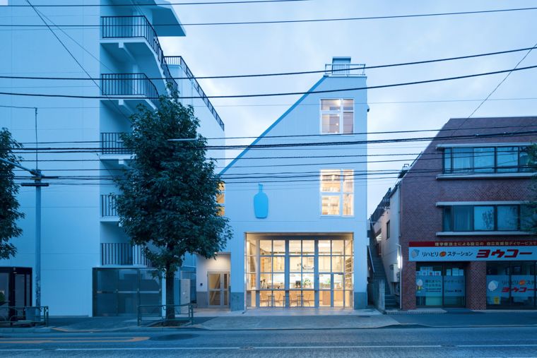 Blue Bottle Coffee Nakameguro Cafe นั่งจิบกาแฟ ในบรรยากาศที่กลมกล่อม สวยเด่นด้วยวัสดุ "ไม้" และ "ปูน"  ภาพประกอบ
