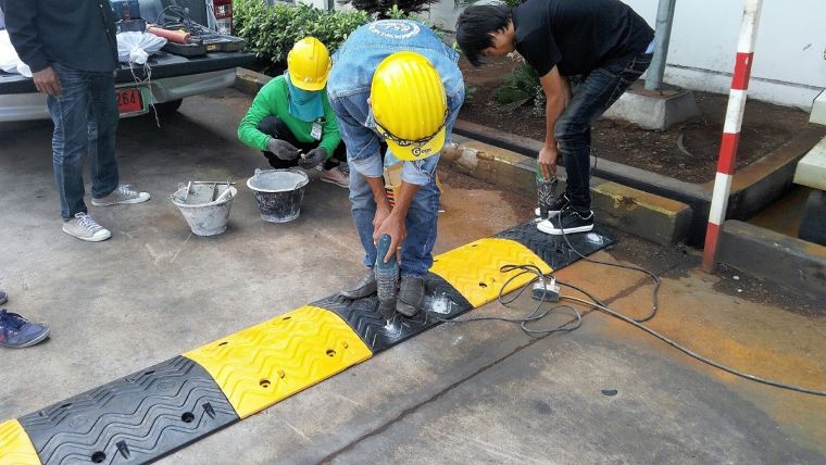 การติดตั้งยางชะลอความเร็ว Maxway ภาพประกอบ