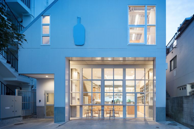 Blue Bottle Coffee Nakameguro Cafe นั่งจิบกาแฟ ในบรรยากาศที่กลมกล่อม สวยเด่นด้วยวัสดุ "ไม้" และ "ปูน"  ภาพประกอบ