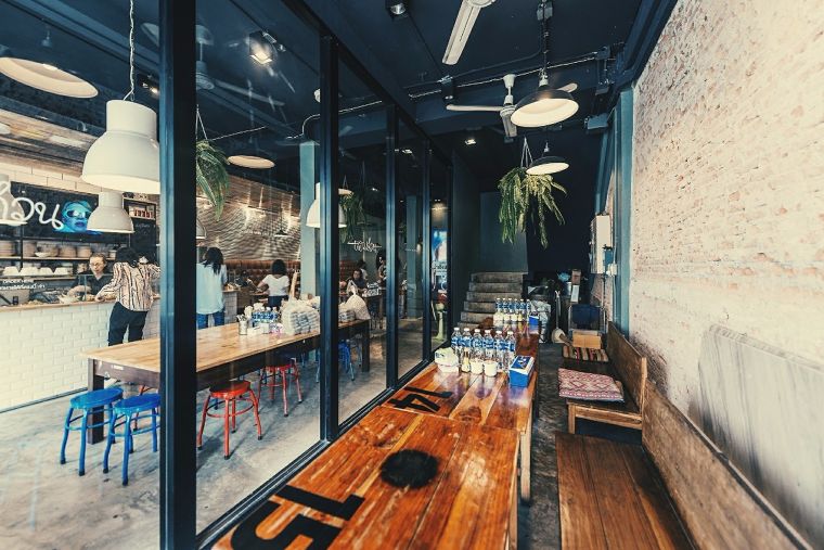 ห อ ม ด่ ว น  ร้านอาหารเหนือ ที่รีโนเวทตึกเก่ามาทำใหม่ในบรรยากาศแบบ ชิค+ชิล  ภาพประกอบ