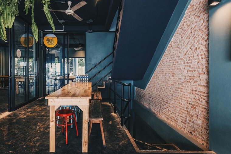 ห อ ม ด่ ว น  ร้านอาหารเหนือ ที่รีโนเวทตึกเก่ามาทำใหม่ในบรรยากาศแบบ ชิค+ชิล  ภาพประกอบ