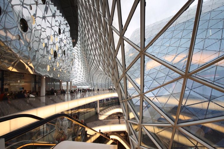 "MyZeil Shopping Mall" ความหวือหวาของโครงสร้างหลังคากระจกขนาดยักษ์ ที่พริ้วไหวเสมือนดั่งของเหลว  ภาพประกอบ