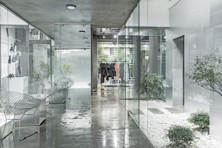 การรีโนเวทอาคารเก่าให้กลายเป็นร้าน Shopping ในสไตล์ " Modern Tropical "  ภาพประกอบ