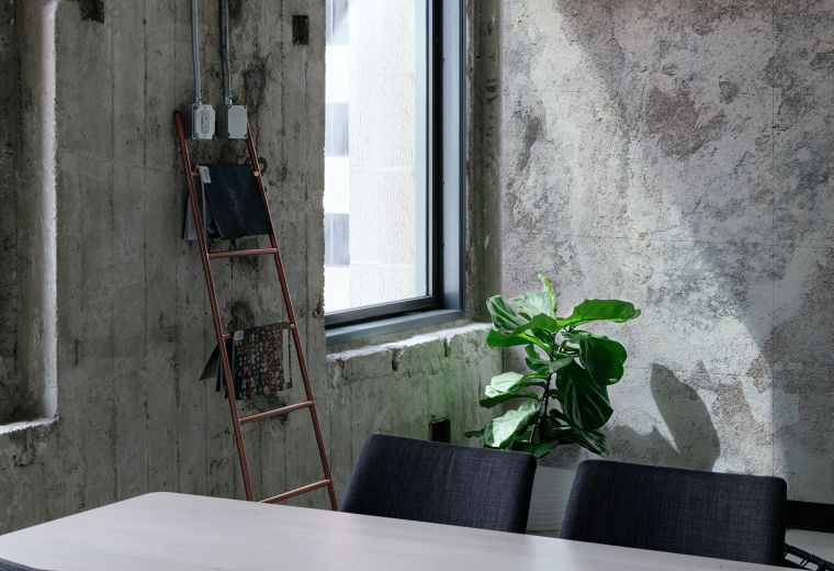 ตัวอย่างการตกเเต่งผนังห้องทำงานด้วยวัสดุปิดผิว Rocksheet-RS518 ของแบรนด์ SW Wood Veneer