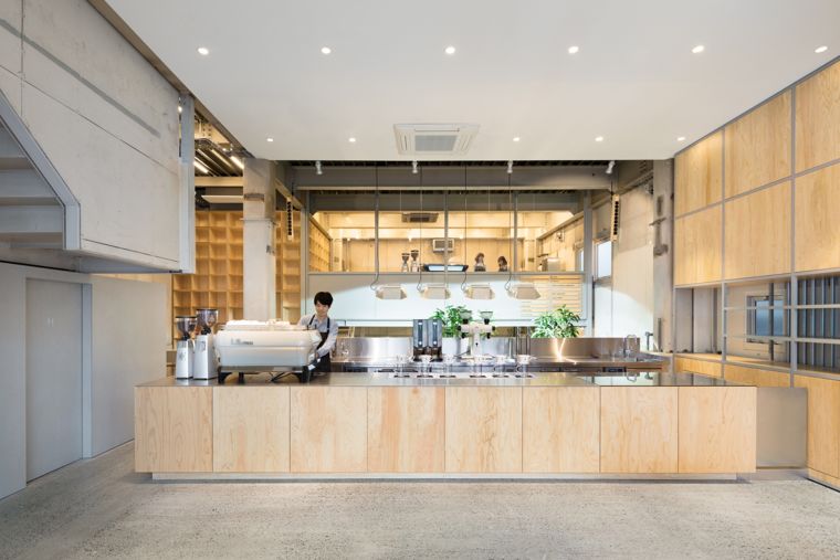 Blue Bottle Coffee Nakameguro Cafe นั่งจิบกาแฟ ในบรรยากาศที่กลมกล่อม สวยเด่นด้วยวัสดุ "ไม้" และ "ปูน"  ภาพประกอบ