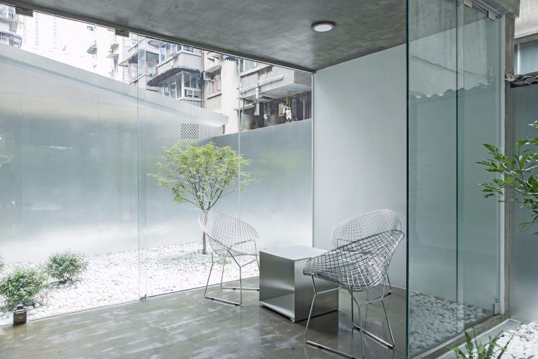 การรีโนเวทอาคารเก่าให้กลายเป็นร้าน Shopping ในสไตล์ " Modern Tropical "  ภาพประกอบ