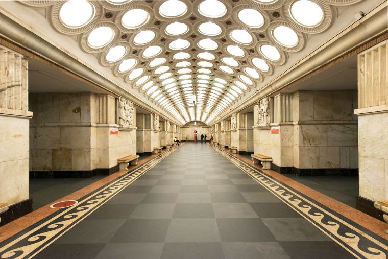 Electrozavodskaya Metro Stationสถานี&nbsp;Elektrozavodskaya (Электрозаводская)&nbsp;เปิดใช้เมื่อ&nbsp;15-05-1944&nbsp;มีความลึก&nbsp;31.5&nbsp;เมตร ตั้งชื่อนี้เนื่องจากมีโรงงานหลอดไฟฟ้าอยู่ใกล้ๆ จึงทำให้สถาปนิกได้ไอเดียในการออกแบบเพดานโดยการใส่โคมไฟวงกลมเป็นหกแถว&nbsp;(มีทั้งหมด&nbsp;318&nbsp;โคม)&nbsp;ประกอบกับหินอ่อนบนเสาสี่เหลี่ยม ส่วนด้านนอกบริเวณชานชาลา จะเป็นลูกกรงทองตกแต่งด้วยรูปค้อนและเคียว