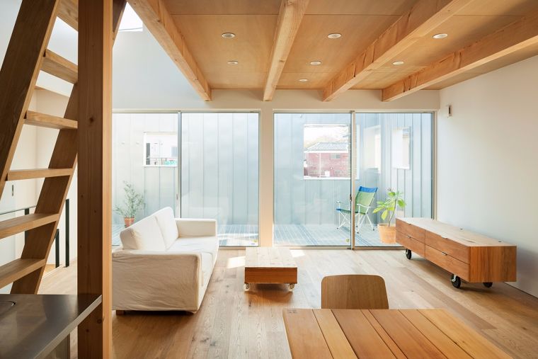 รูปภาพประกอบจาก www.archdaily.comห้องนั่งเล่นในบรรยากาศที่ปลอดโปร่ง ผ่อนคลาย และให้ความรู้สึกอบอุ่นจากโทนสีลายไม้