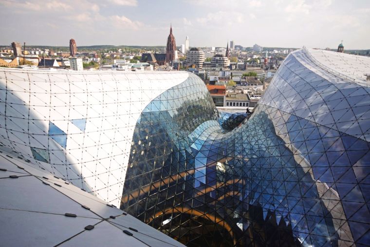 "MyZeil Shopping Mall" ความหวือหวาของโครงสร้างหลังคากระจกขนาดยักษ์ ที่พริ้วไหวเสมือนดั่งของเหลว  ภาพประกอบ