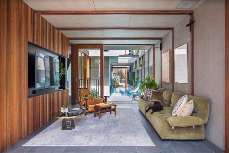 รีโนเวทบ้านในฝันกลิ่นอายธรรมชาติ สไตล์ Tropical & Loft กับสระว่ายน้ำกระจกติดห้องรับแขก ! ภาพประกอบ